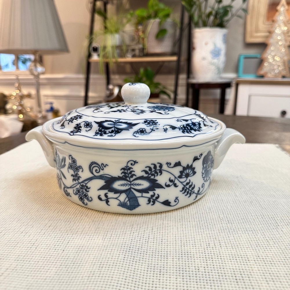 Blue Danube Covered Casserole Lidded Round‎ Blue Onion Pattern 1 Quart Vintage